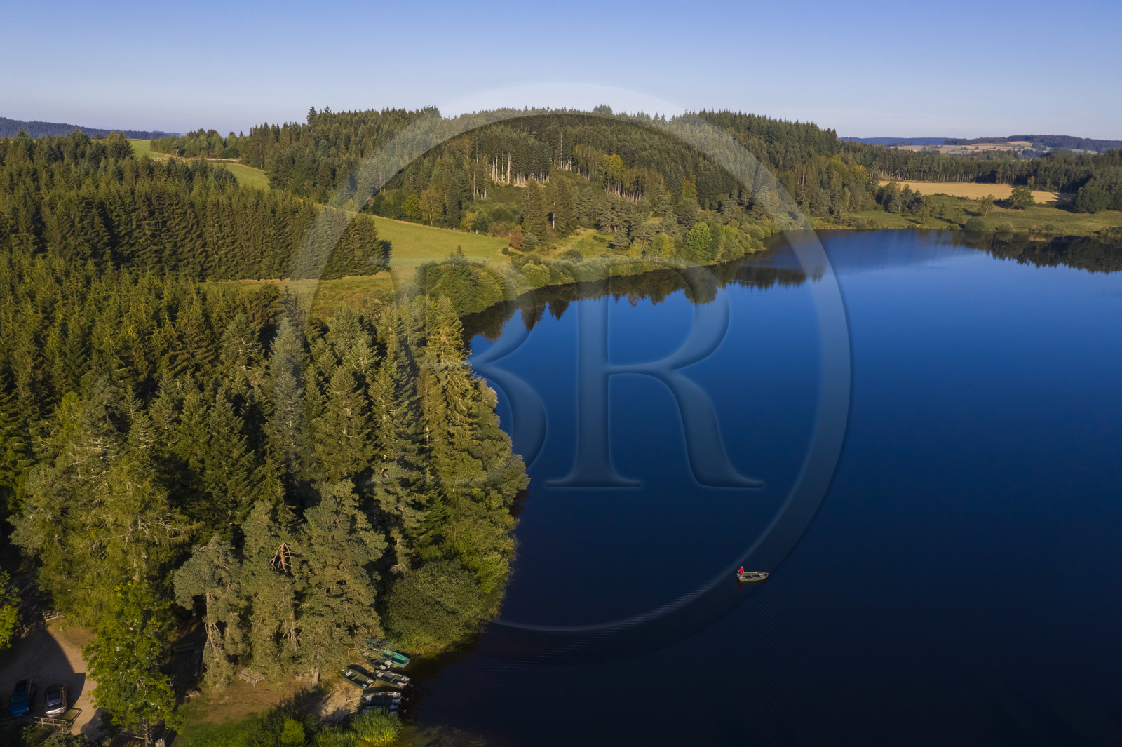 France, Haute-Loire (43), Parc naturel régional Livradois-Forez, Sembadel, pêcheur en bateau sur le lac de Malaguet (vue aérienne)