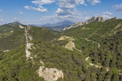 France, Vaucluse (84), Dentelles de Montmirail, Gigondas, la montagne des Dentelles Sarrasines et les vignobles en restanques au col du Cayron, le Mont Ventoux en arrière plan (vue aérienne)