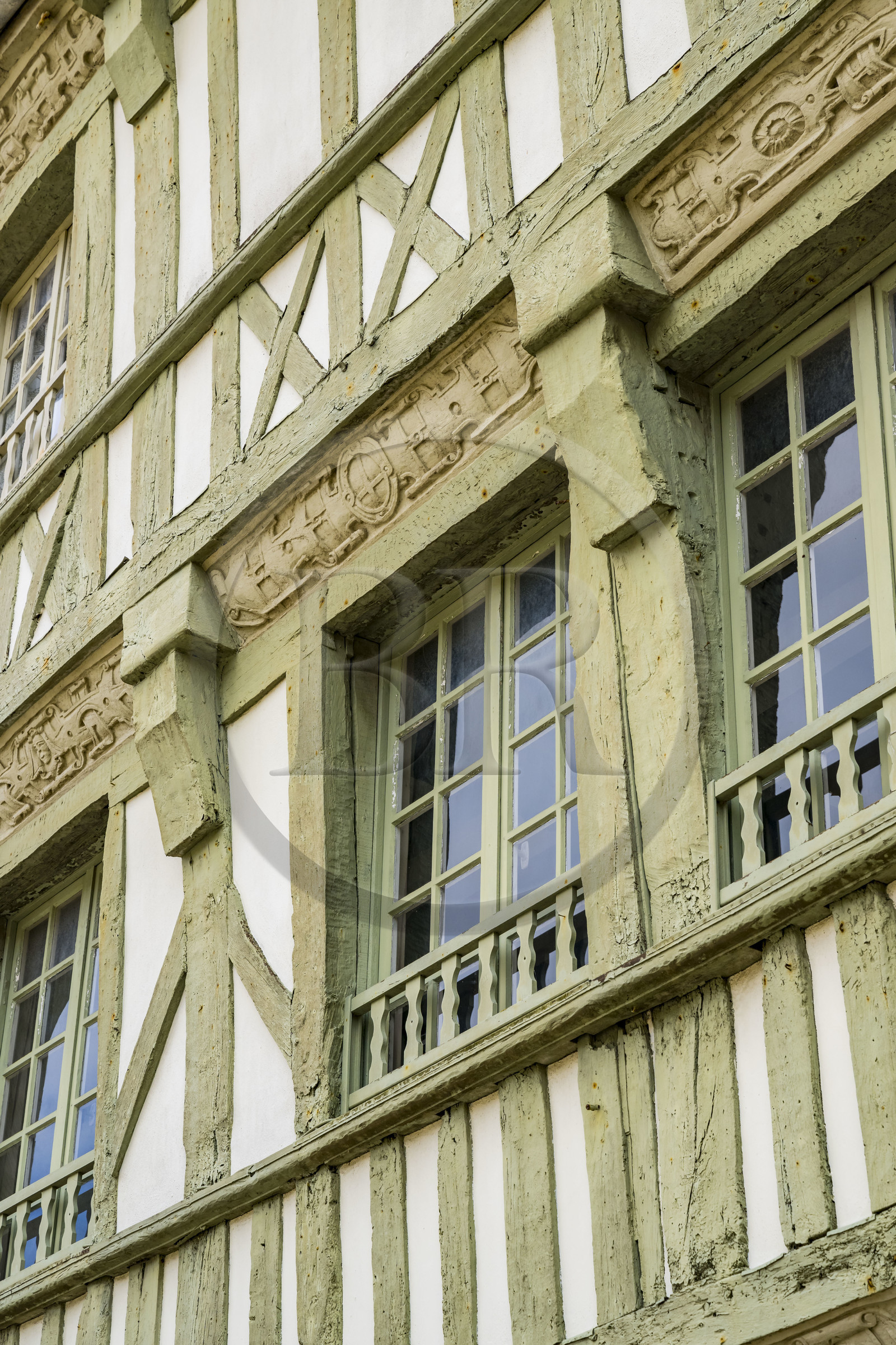 France, Côtes-d'Armor (22), Tréguier, facade de maison à pans de bois typique du Trégor sur la place du Martray