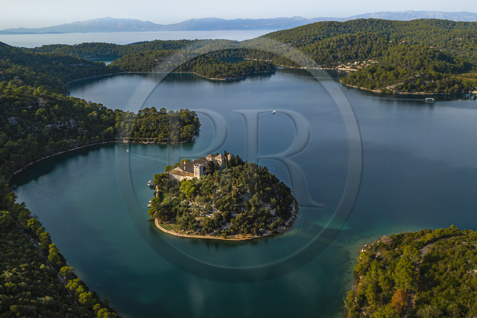 Croatie, Dalmatie, cote dalmate, Ile de Mljet, Parc national de Mljet, ancien monastère bénédictin sur l'ilot de Sainte Marie (Sveta Marija) (vue aérienne)