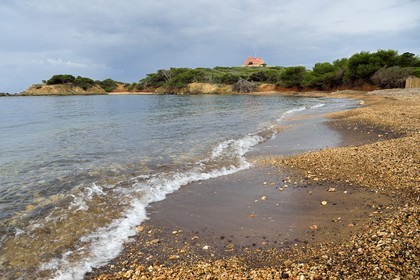 France, Var (83), Iles d'Hyères, parc national de Port Cros, Ile de Porquerolles, plage noire du Langoustier et le Fort du Grand Langoustier