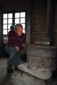 France, Vosges (88), Parc naturel régional des ballons des Vosges, Saint-Maurice-sur-Moselle, le chalet des cretes, un abri en rondins de bois bati par les forestiers et ouvert aux randonneurs qui peuvent se réchauffer autour du poele, Robert Jacquot président de la section du club vosgien de Remiremont