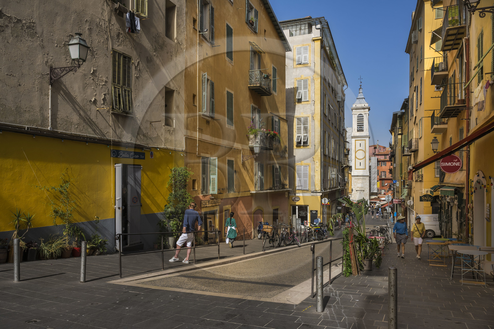 France, Alpes-Maritimes (06), Nice classée Patrimoine Mondial de l'UNESCO, le Vieux Nice, la rue Rossetti et le clocher de la Cathédrale Sainte Réparate en arrière plan