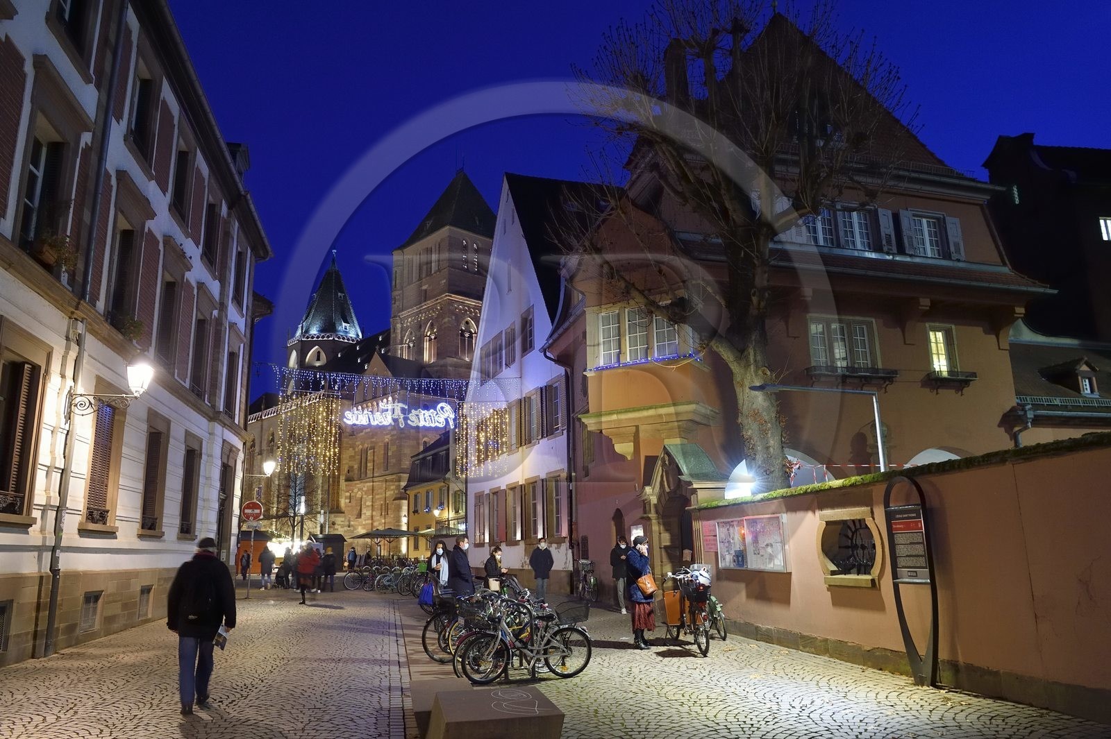 France, Bas-Rhin (67), Strasbourg, vieille ville classée au Patrimoine Mondial de l’UNESCO, la rue de la Monnaie menant à l'église protestante Saint-Thomas