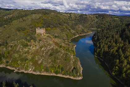 France, Cantal (15), Gorges de la Truyère, Alleuze, ruines féodales perchées du château fort d'Alleuze du XIIIe siècle reconstruit en 1405 (vue aérienne)