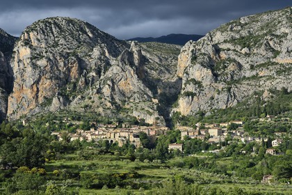 France, Alpes-de-Haute-Provence (04), Parc Naturel Régional du Verdon, Moustiers-Sainte-Marie, labellisé Les Plus Beaux Villages de France