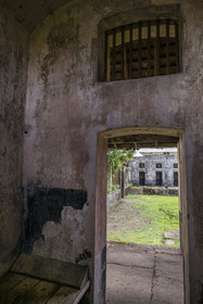 France, Guyane, Saint-Laurent-du-Maroni, bagne ou Camp de la Transportation, les quartiers disciplinaires, intérieur d'une cellule individuelle, planche lit sur laquelle les pieds du bagnard était entravés