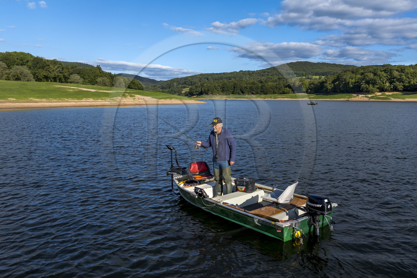 France, Nièvre (58), Parc naturel régional du Morvan, Chaumard, lac de Pannecière, Jean-Bernard Dioux vice-président de l’AMC, l’Association Morvan Carnassier, pêche à la ligne sur une barque (vue aérienne)