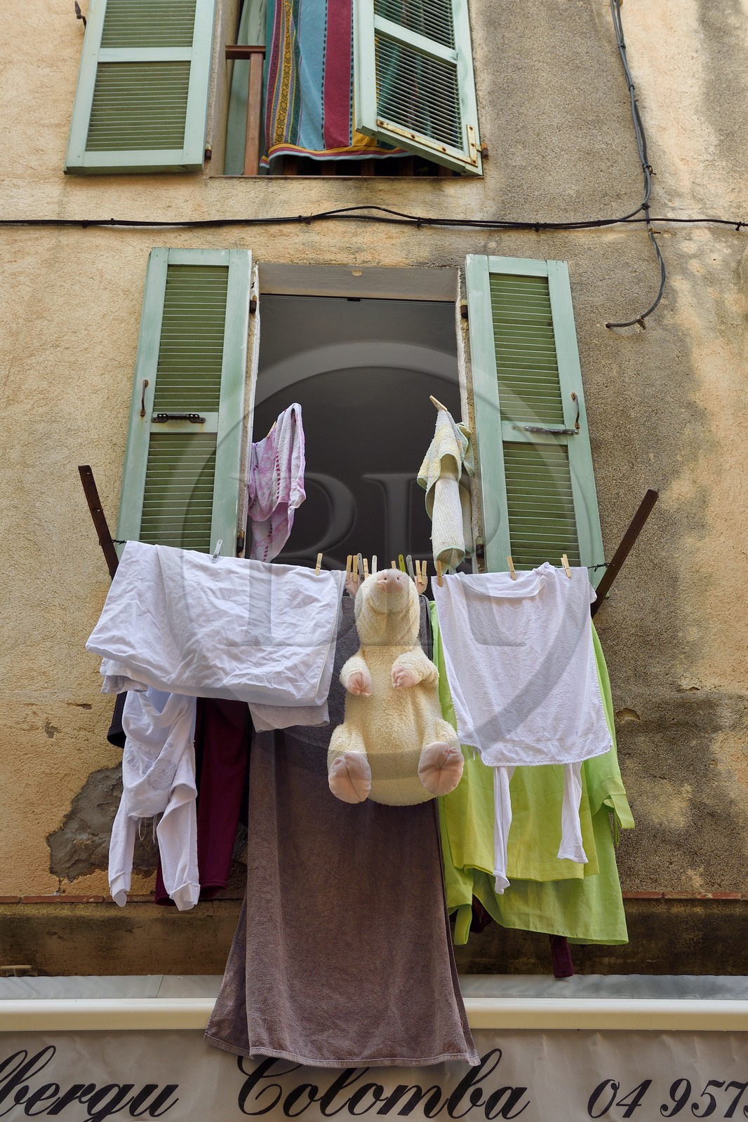 France, Corse-du-Sud (2A), Bonifacio, Ville Haute, linge séchant devant la fenetre
