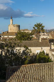 France, Gard, Aigues Mortes, the Tower of Constance on the edge of the ramparts, houses of the old town in the foreground
