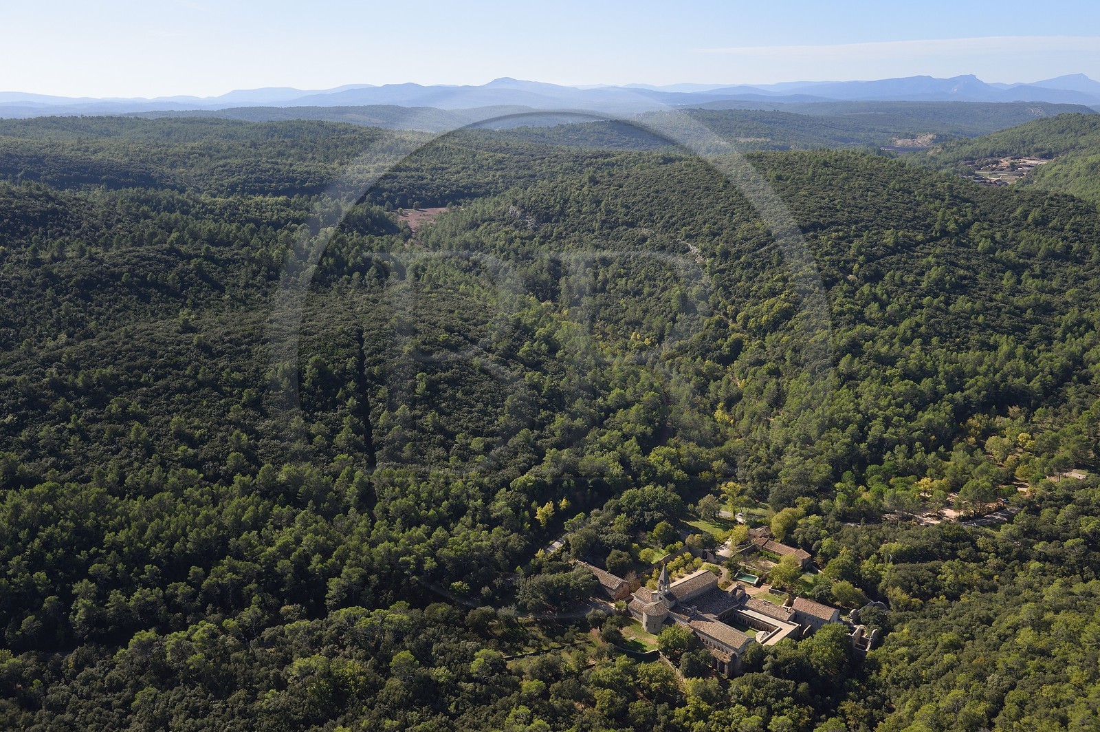 France, Var (83), Abbaye cistercienne du Thoronet (vue aérienne)
