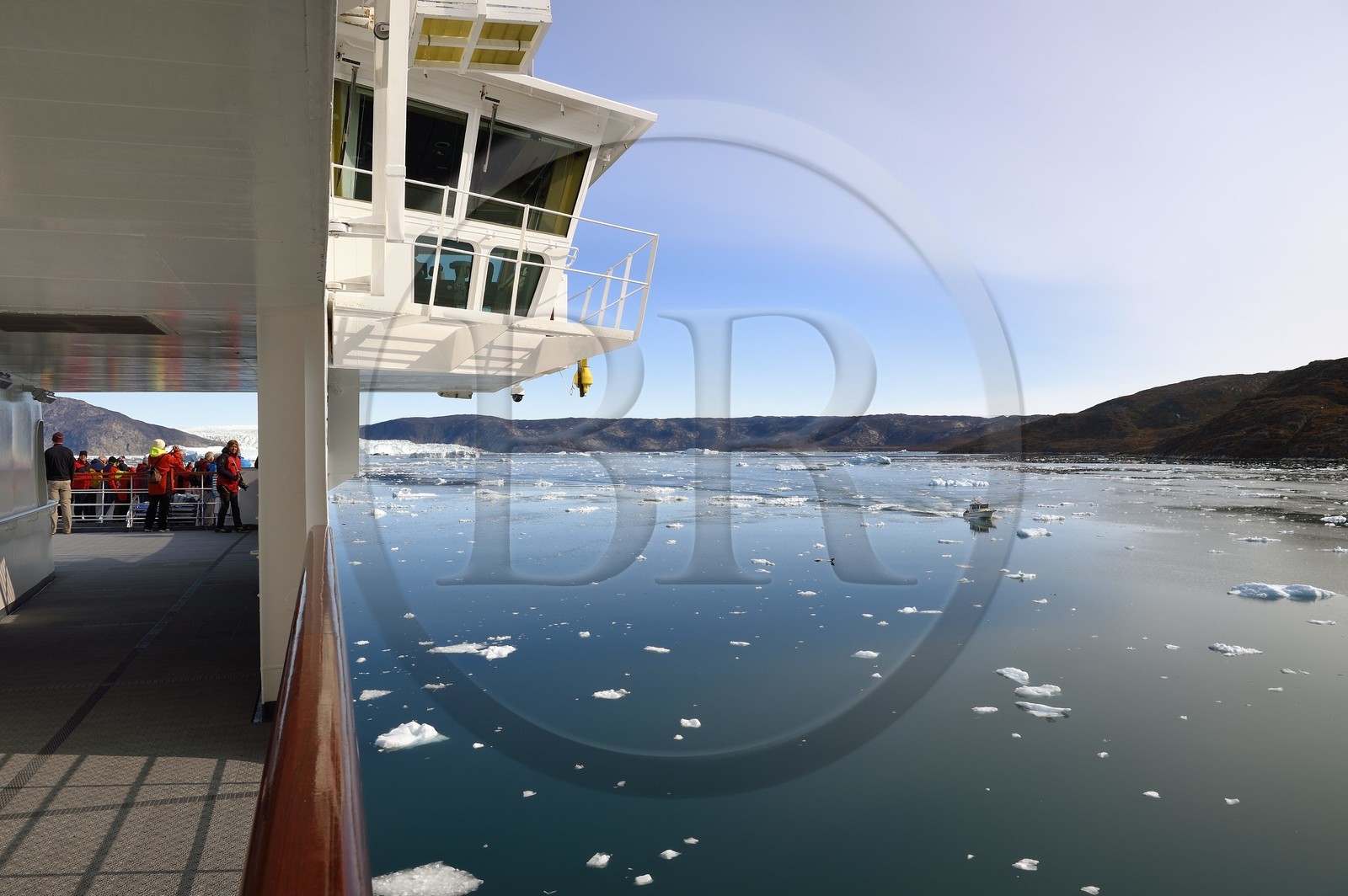 Groenland, cote ouest, baie de Disko, le bateau de croisière MS Fram de la compagnie Hurtigruten progresse entre les icebergs de la baie de Quervain vers le glacier Eqip Sermia (glacier Eqi)