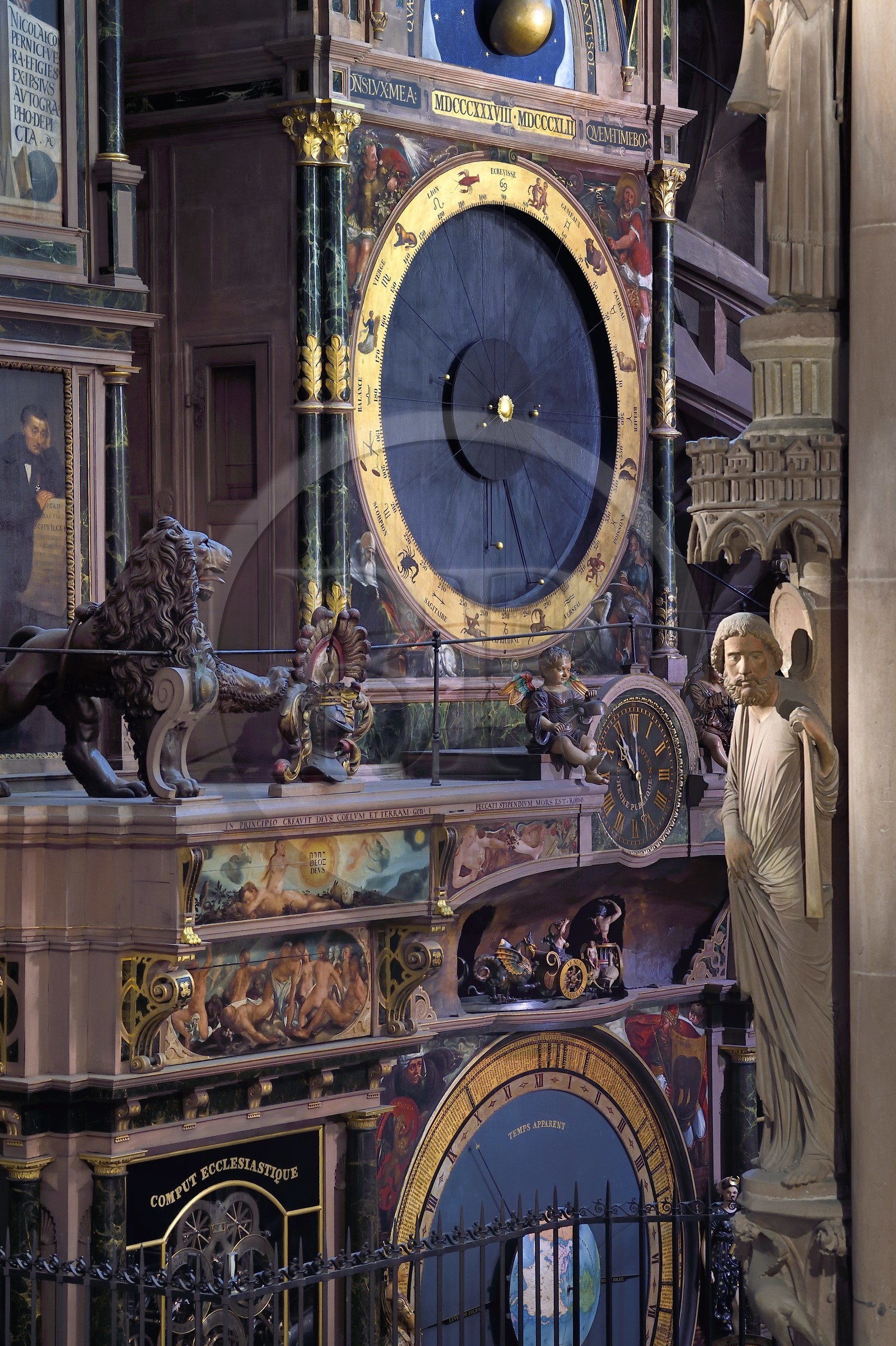 France, Bas-Rhin (67), Strasbourg, vieille ville classée au Patrimoine Mondial de l'UNESCO, la cathédrale Notre-Dame, bras sud du transept, l'horloge astronomique et une statue du pilier des Anges construit vers 1230