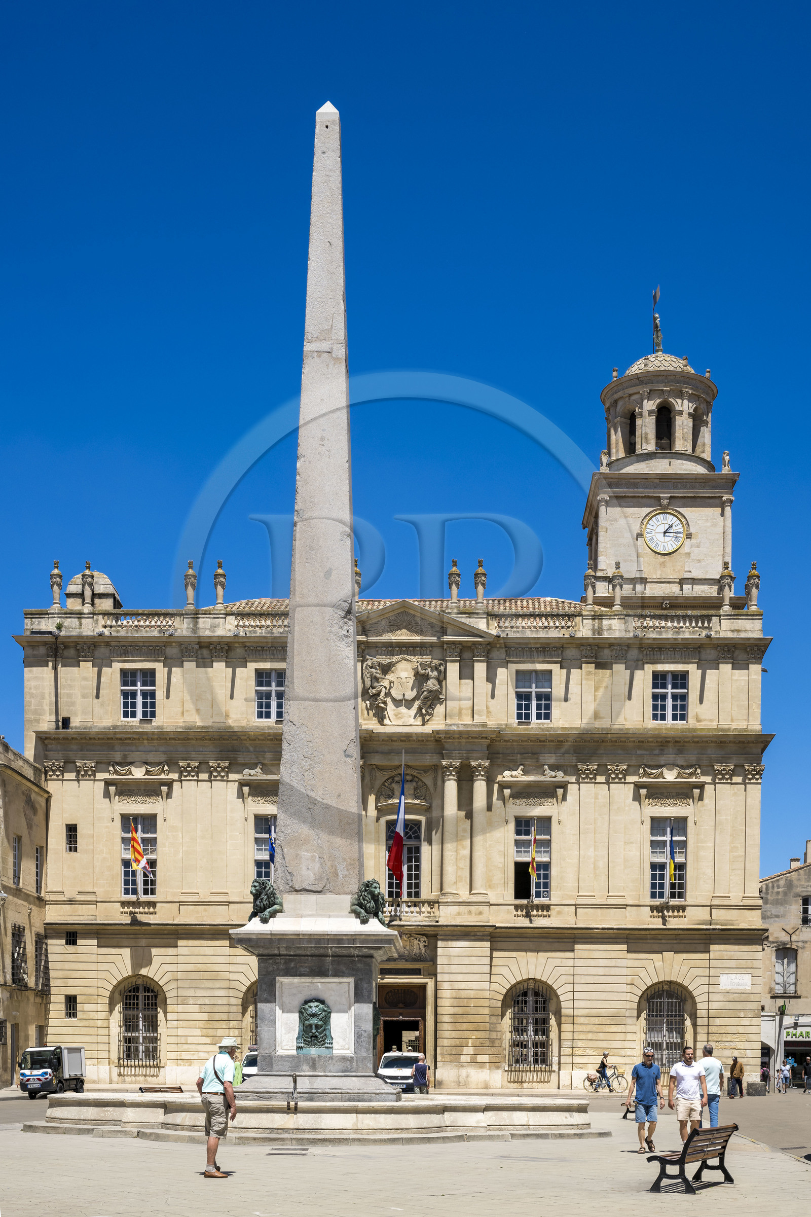 France, Bouches-du-Rhône (13), Arles, place de la République, la tour de l'horloge de l'hôtel de Ville, la fontaine de l'obélisque, l'obélisque est le dernier vestige du cirque antique qui était situé plus à l'Ouest