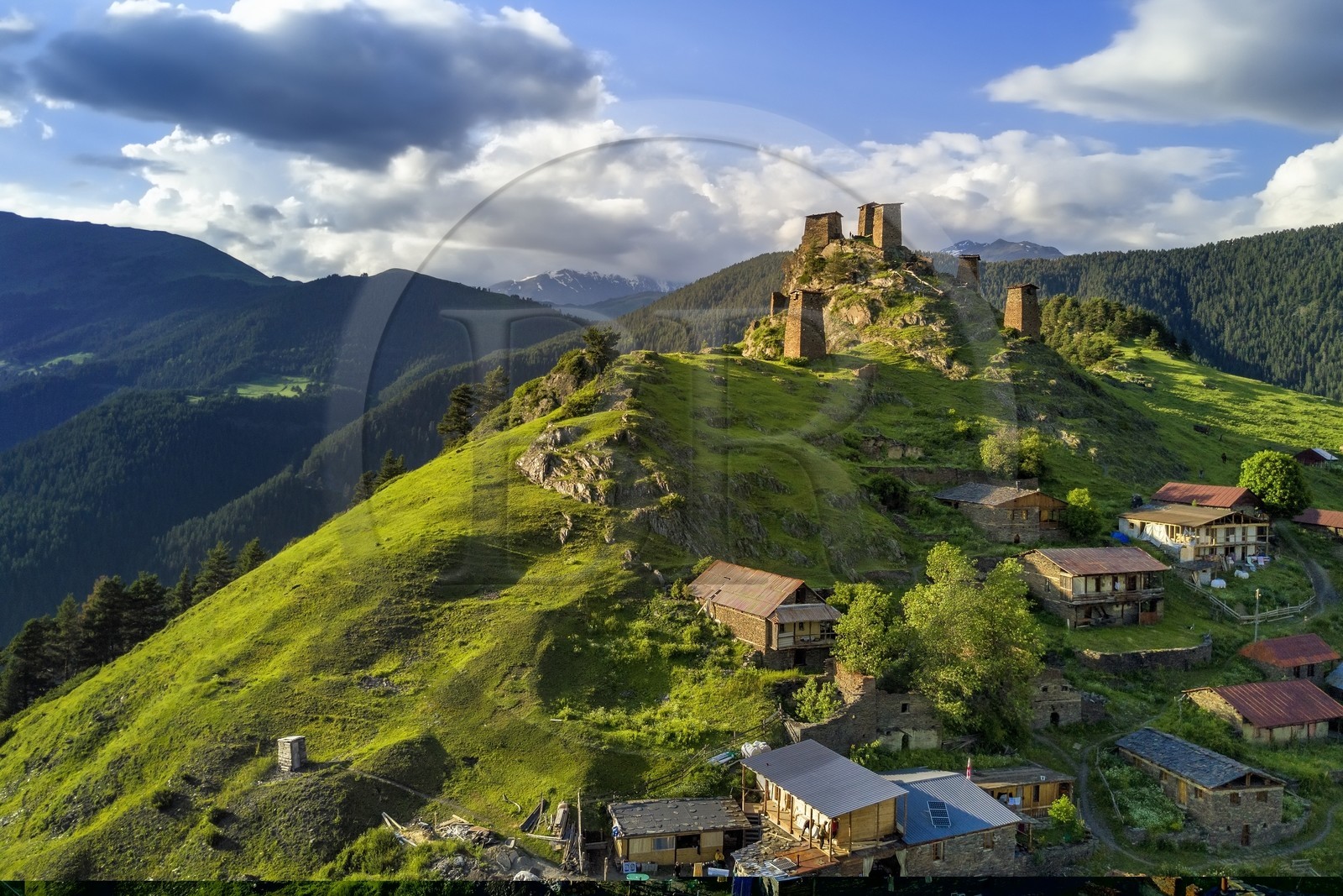 Géorgie, Kakheti, region de Touchétie, Omalo, la forteresse de Keselo à Zemo (haut) Omalo a servi de refuge aux habitants en temps de guerre, tours fortifiées médiévales (vue aérienne)