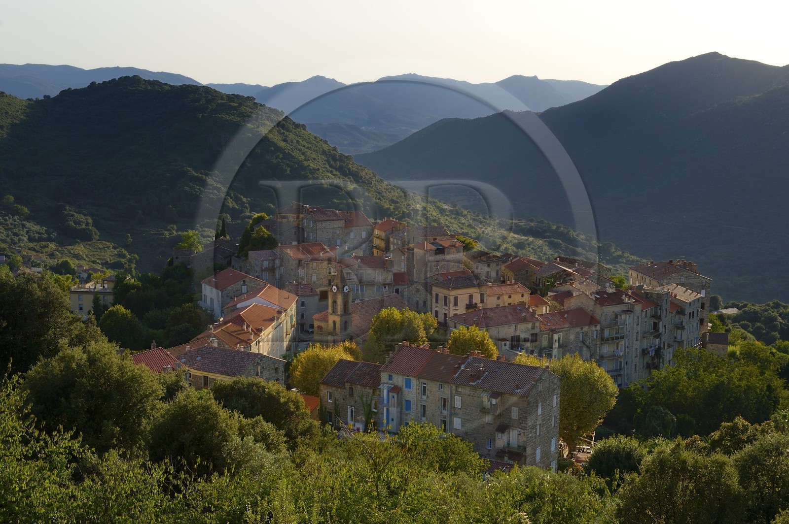 France, Corse-du-Sud (2A), Alta Rocca, Sainte-Lucie-de-Tallano (Santa Lucia di Tallà) et la vallée de la rivière Rizzanèse