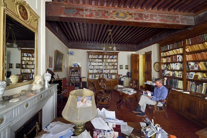 France, Bouches-du-Rhône (13), Arles, François Debost dans le salon d’apparat de son hotel particulier de Donine