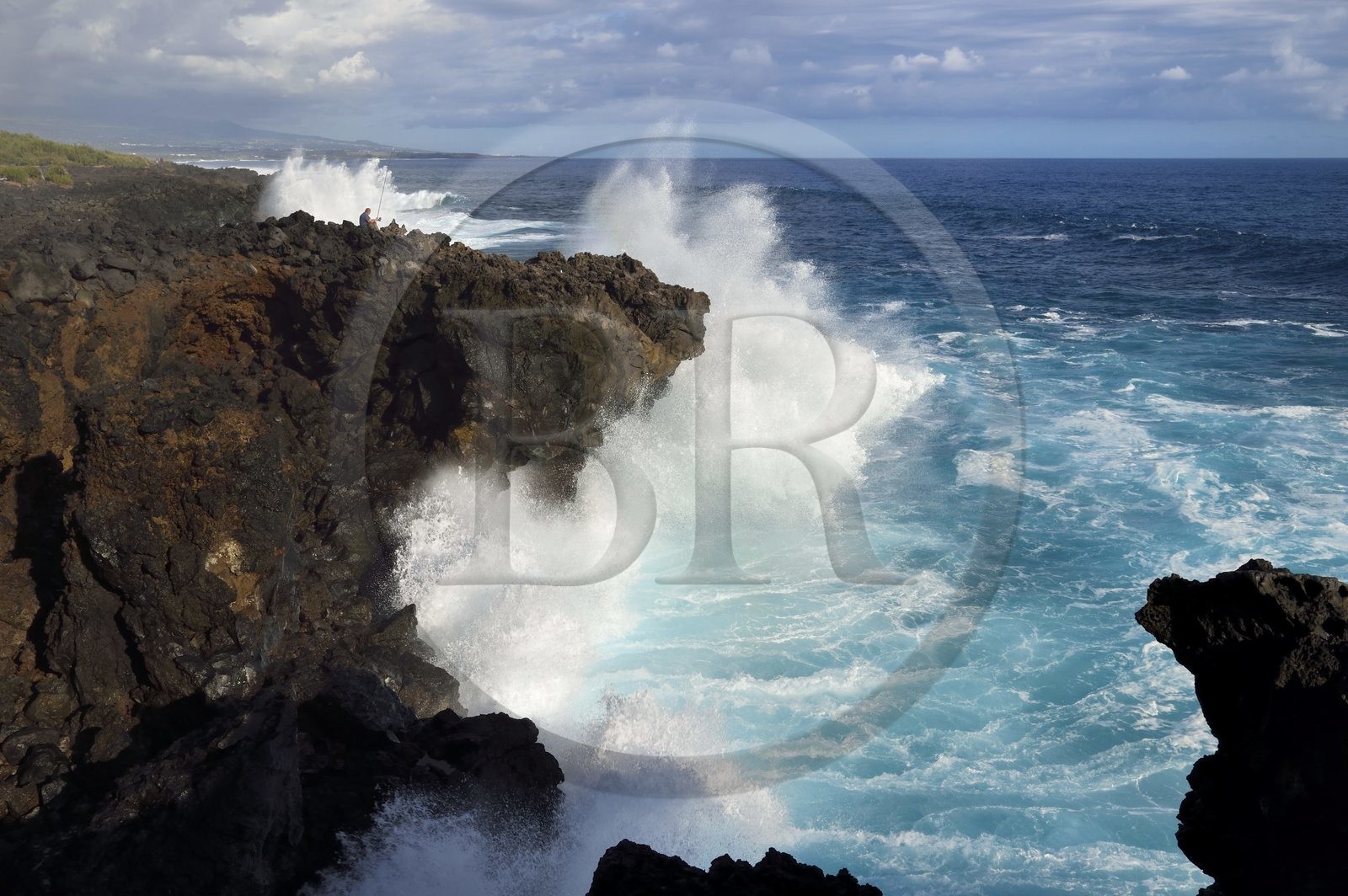 France, Ile de la Reunion, L'Etang Salé les Bains, la côte entre Le Gouffre et l'Etang du Gol, roches noires basaltiques d'origine volcanique tourmentées par l'océan