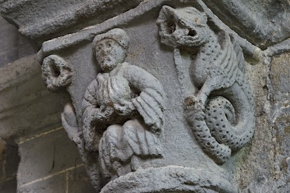 France, Haute-Loire (43), Chanteuges, abbaye Bénédictine du XIIe siècle, l'église abbatiale, theme de l'avare ici guetté par deux dragons ailés sortis de l'enfer sur un chapiteau