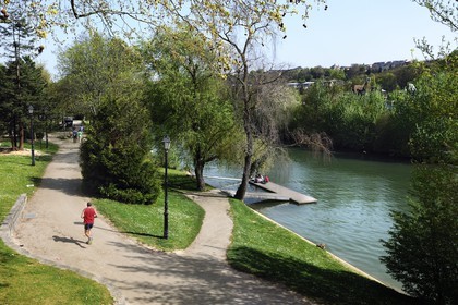 France, Val-de-Marne (94), les bords de Marne, Saint-Maur-des-Fossés, promenade du quai Winston Churchill