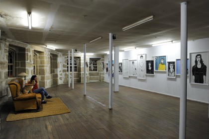 Portugal, région du Minho, Guimaraes, squat d'artistes officiel place  Largo do Toural et un des lieux d'exposition de Guimaraes 2012, l'artiste Delia Carvalho présente son travail