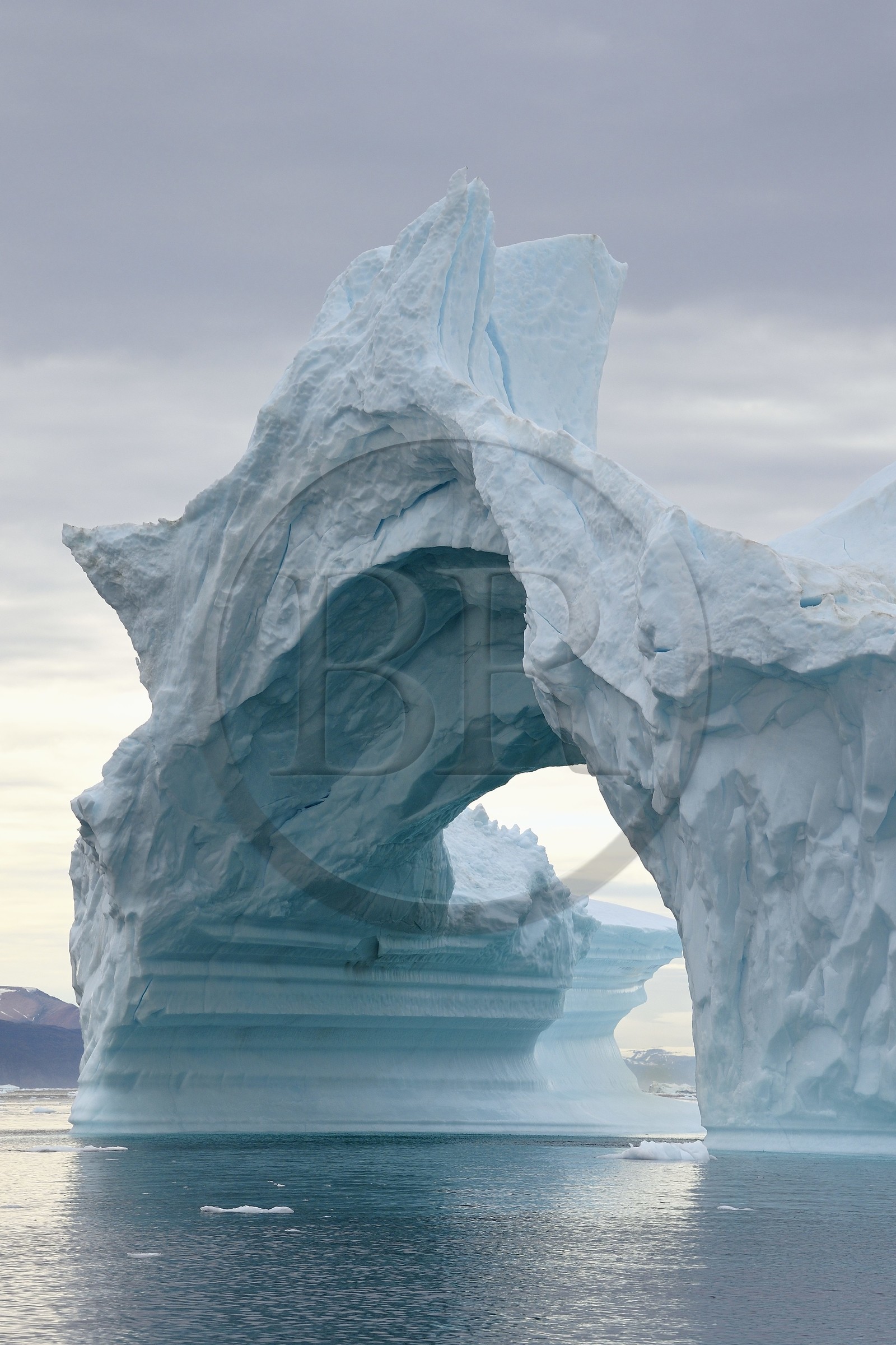Groenland, cote Nord-Ouest, mer de Baffin, Inglefield Fjord vers Qaanaaq, iceberg formant un arche