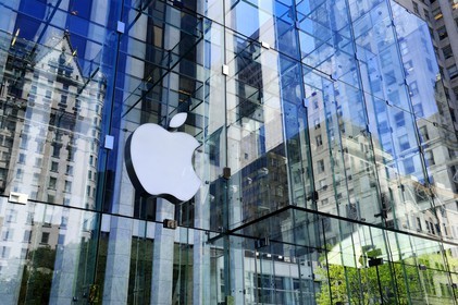 Etats-Unis, New York, Manhattan, boutique Apple sur la 5ème Avenue, le Plazza en reflet