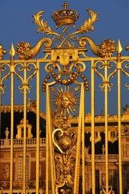 France, Yvelines (78), château de Versailles, classé Patrimoine Mondial de l'UNESCO, détail de la grille royale dessinée par Mansart séparant la cour royale restaurée en juin 2008