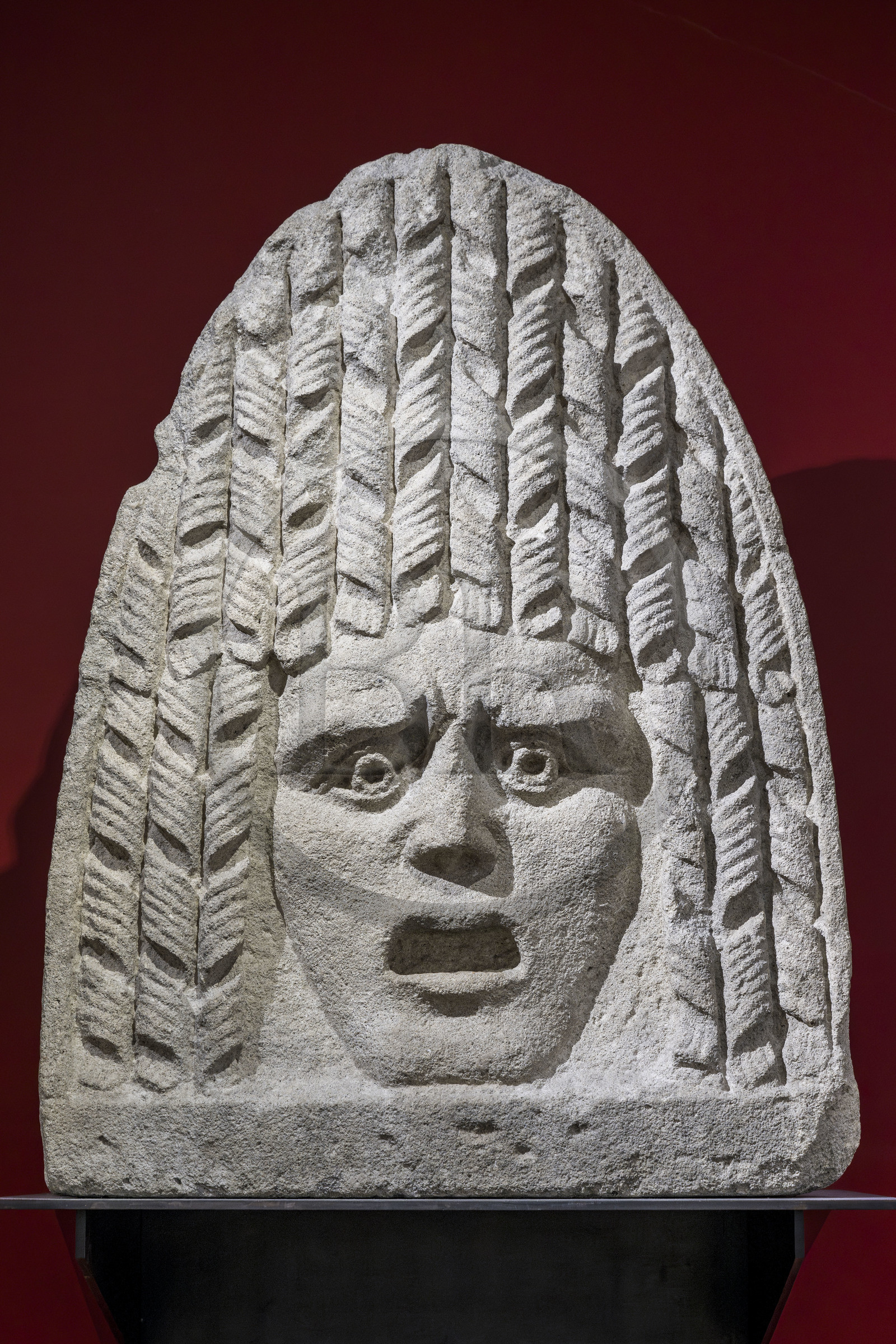 France, Vaucluse (84), Vaison-la-Romaine, site archéologique de Puymin, musée archéologique Théo Desplans, acrotère de tombeau en forme de masque tragique, trouvé à Vaison dans une nécropole