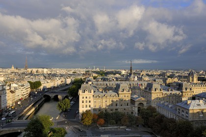 France, Paris (75), vue générale depuis la cathédrale Notre-Dame de Paris avec les rives de la Seine classées Patrimoine Mondial de l'UNESCO et la Tour Eiffel, au premier plan la prefecture de Police
