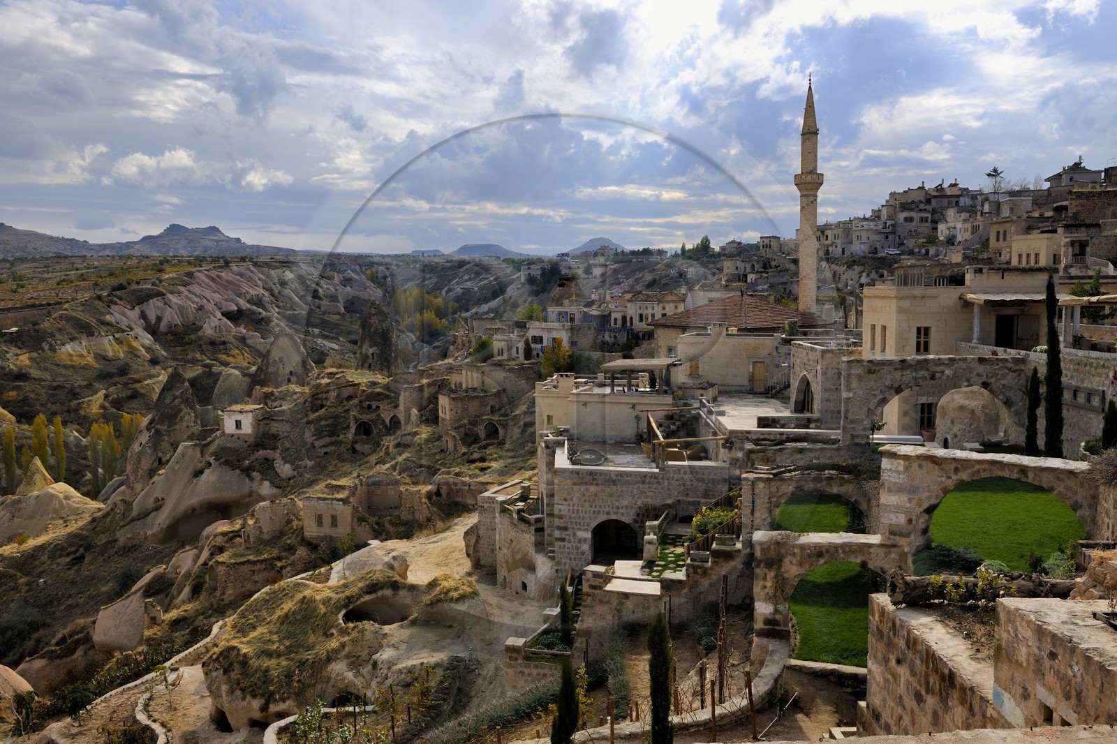 Turquie, Anatolie Centrale, province de Nevsehir, Cappadoce classée Patrimoine Mondial de l'UNESCO, village d' Uçhisar, hôtel troglodytique Argos in Cappadocia au premier plan et la vallée des Piegeonniers (Güvercinlik Vadisi)