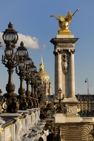 France, Paris (75), le Pont Alexandre III et les invalides au fond