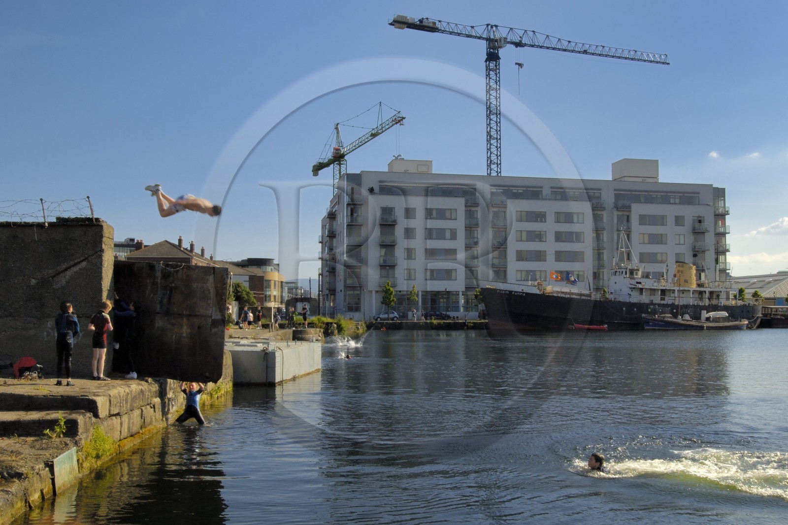 Irlande, Comté de Dublin, Dublin, quartier populaire des anciens docks, enfants plongeant dans le port