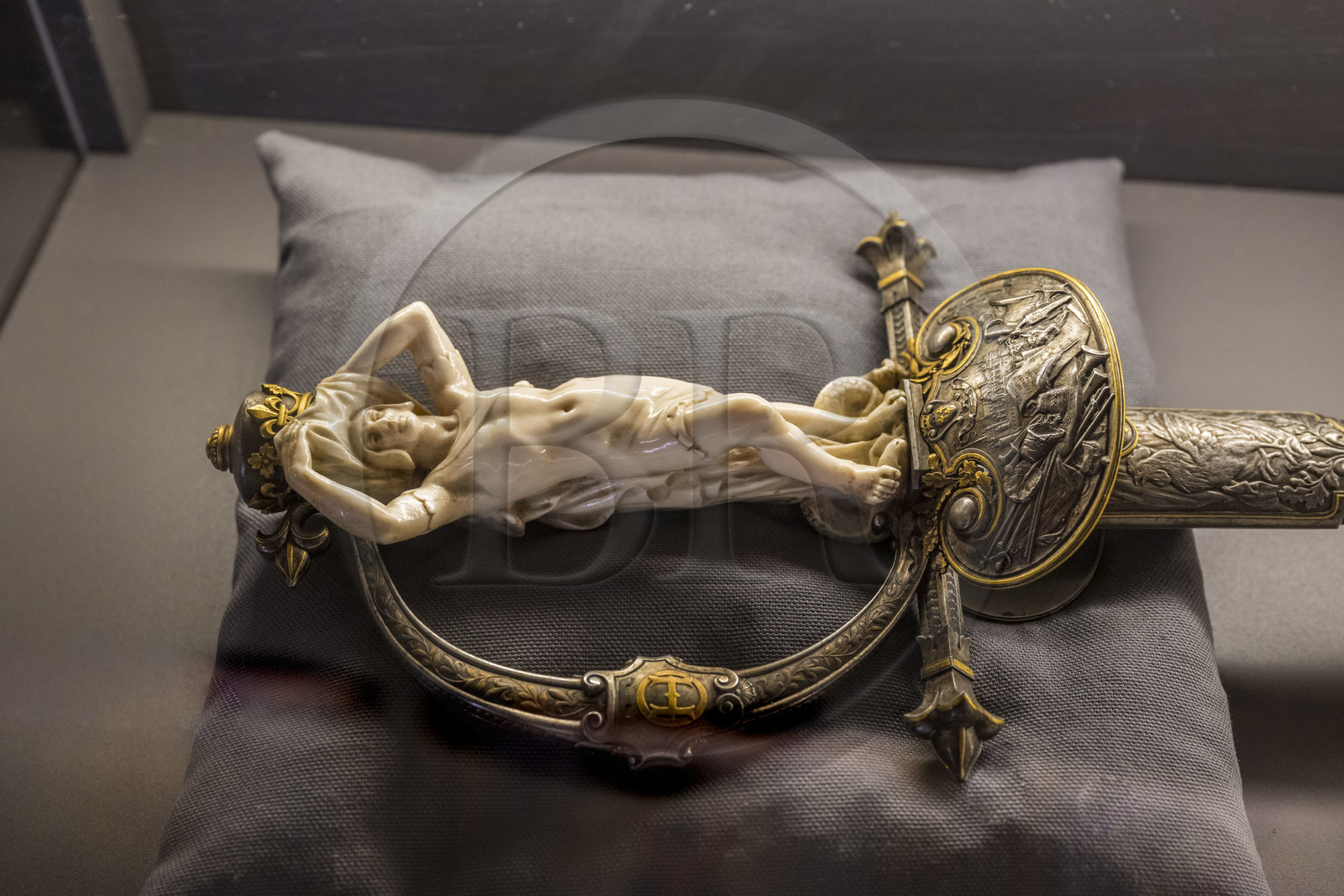 France, Oise (60), Chantilly, le chateau de Chantilly, la bibliothèque (Cabinet des Livres), épée d'académicien d'Henri d'Orléans en argent et ivoire,dessinée par Honoré Daumet