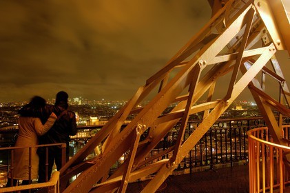 France, Paris (75), couple d'amoureux au 1er