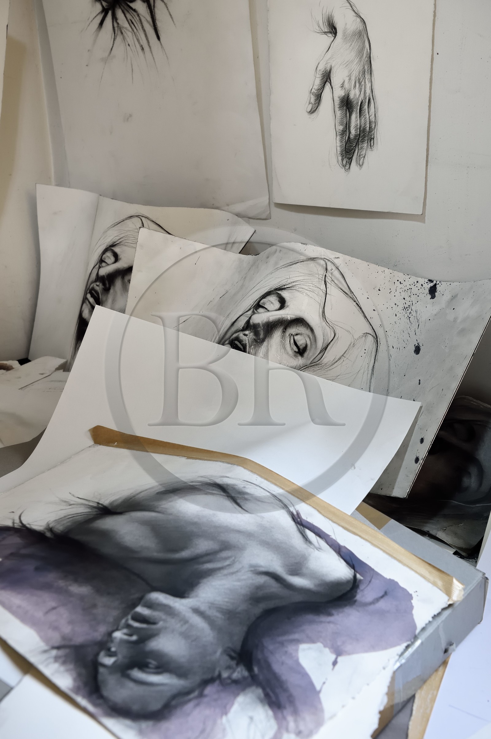 France, Ivry-sur-Seine (94), l'artiste plasticien Ernest Pignon-Ernest dans son atelier