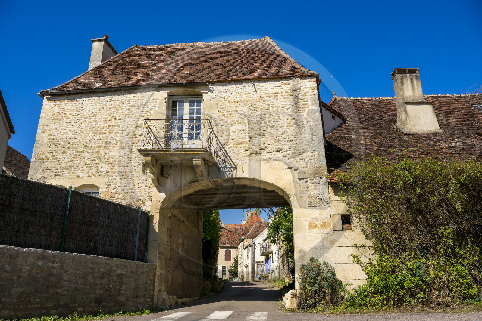 France, Côte-d'Or (21), Moutiers-Saint-Jean, porte fortifiée du village