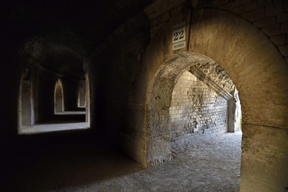 France, Bouches-du-Rhône (13), Arles, les Arènes, amphithéâtre romain de 80-90 après JC, classé Patrimoine Mondial de l'UNESCO, sous les tribunes