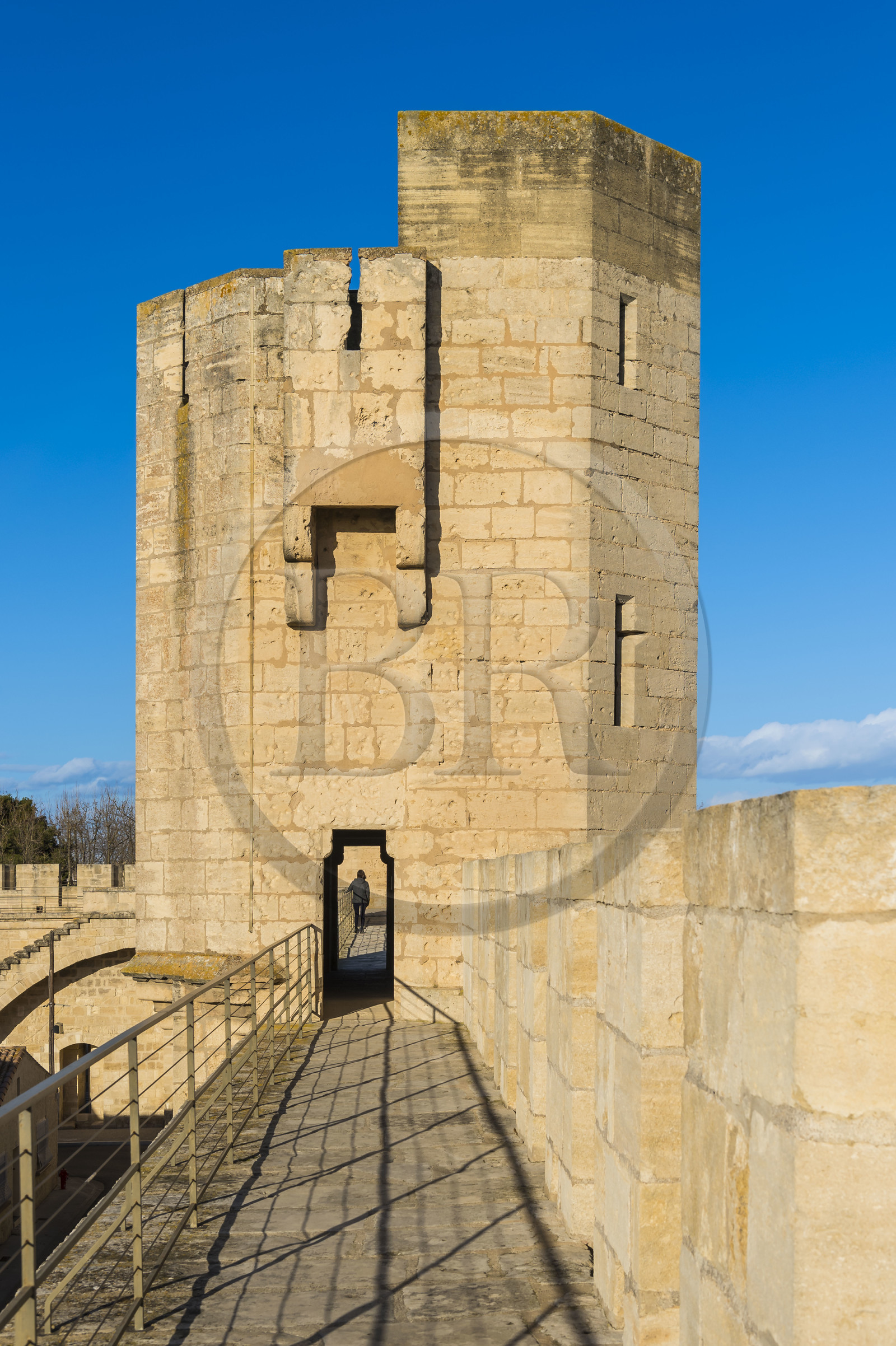 France, Gard (30), Aigues-Mortes, Tour de la Porte des Cordeliers et chemin de ronde sur les remparts est