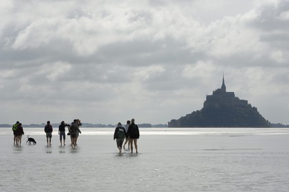 France, Manche (50), traversée à pied de la Baie du Mont Saint-Michel, classé Patrimoine Mondial de l' UNESCO