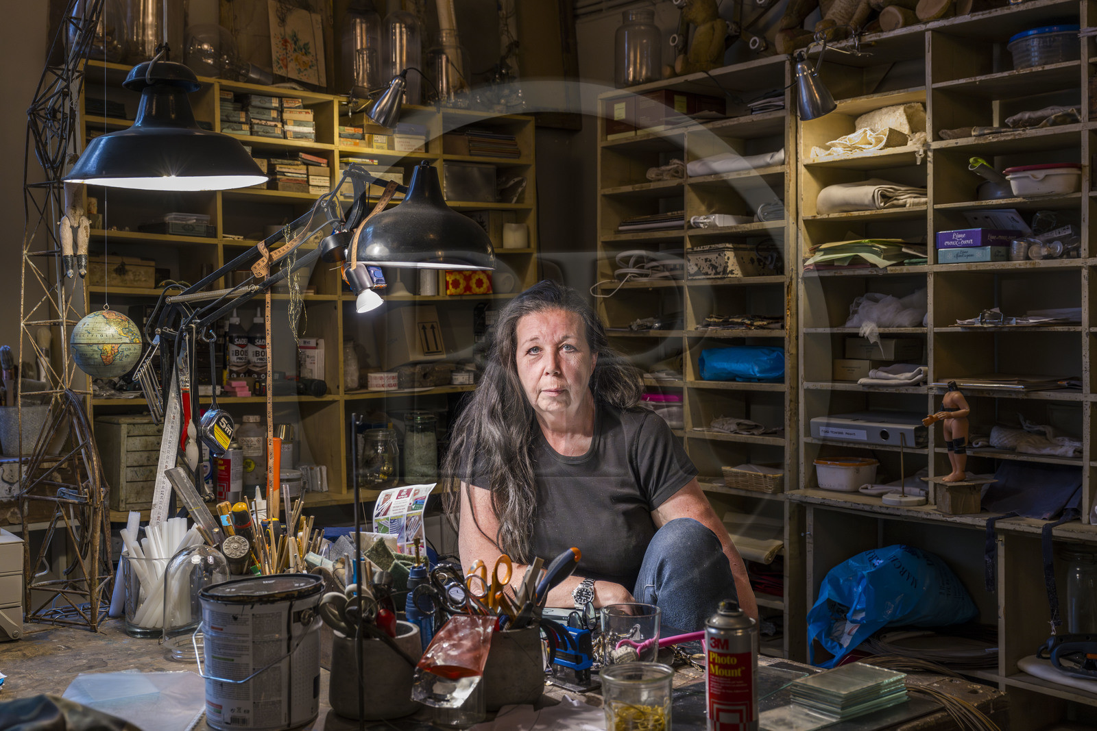 France, Vaucluse (84), Avignon, la décoratrice d’intérieur Pascale Palun dans son atelier-boutique Vox Populi spécialiste dans la création de luminaires et objets de décoration