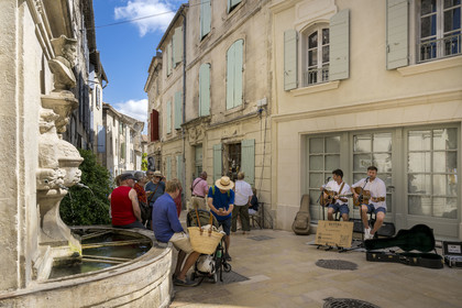 France, Bouches-du-Rhône (13), Parc Naturel Régional des Alpilles, Saint-Rémy-de-Provence, les musiciens de rue du duo acoustique Revers chantent devant la fontaine Nostradamus