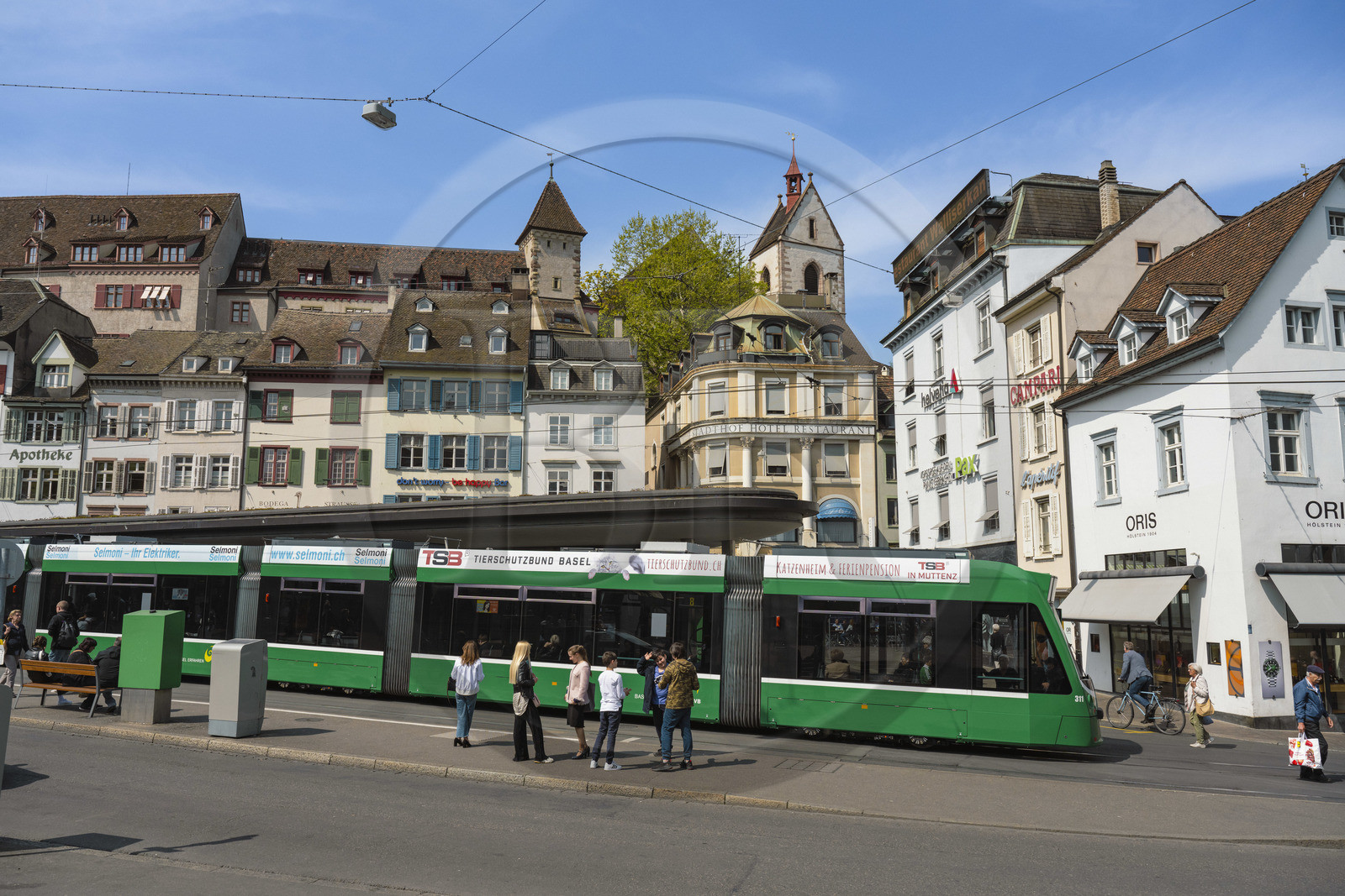 Suisse, Bâle, tram sur la Barfüsserplatz dominée par l'église Leonhards