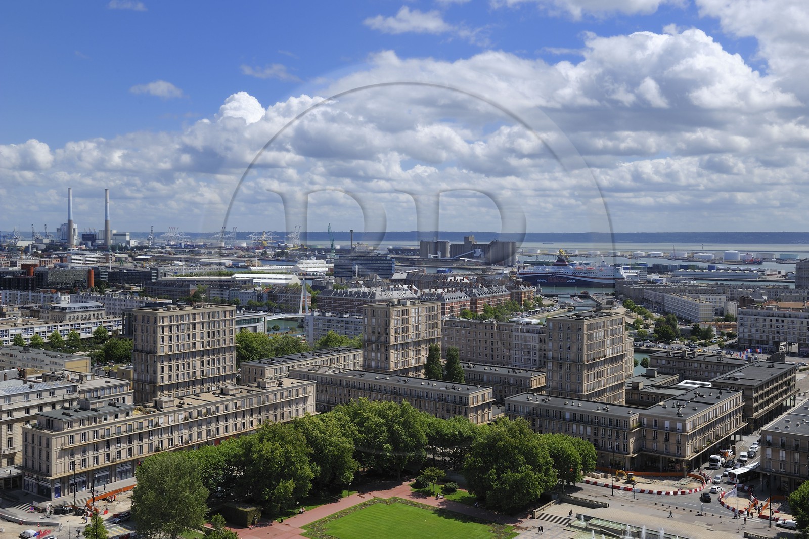France, Seine-Maritime (76), Le Havre, Centre-ville reconstruit du Havre par Auguste Perret classé Patrimoine Mondial de l'UNESCO, immeubles Perret autours des jardins de l'Hotel de Ville et le port en arrière plan