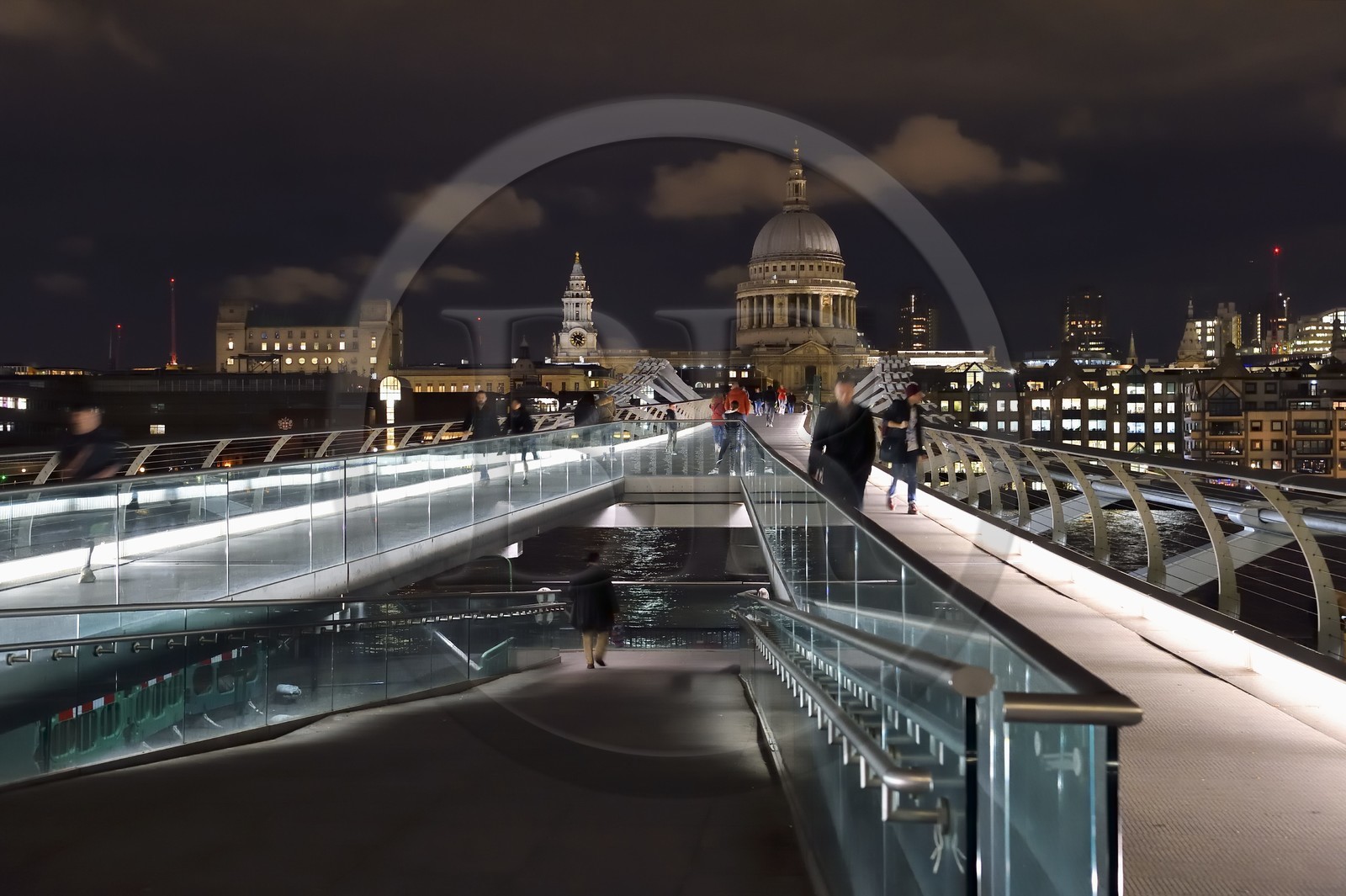 Royaume-Uni, Londres, le pont du Millénaire (Millennium Bridge) de l'architecte Norman Foster sur la Tamise et la cathédrale Saint-Paul en arrière plan