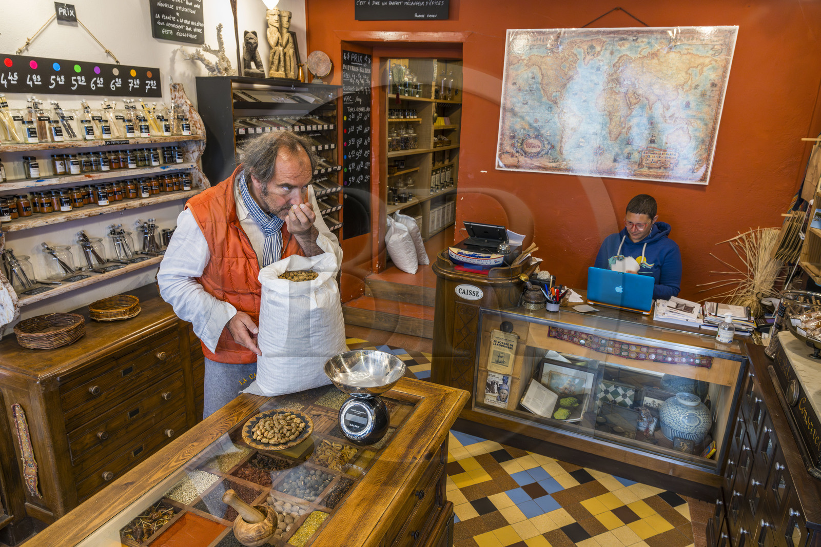 France, Côtes d'Armor (22), Paimpol, Christophe Lemaire du magasin d'épices La Cale Aux Epices rue des Huit Patriotes