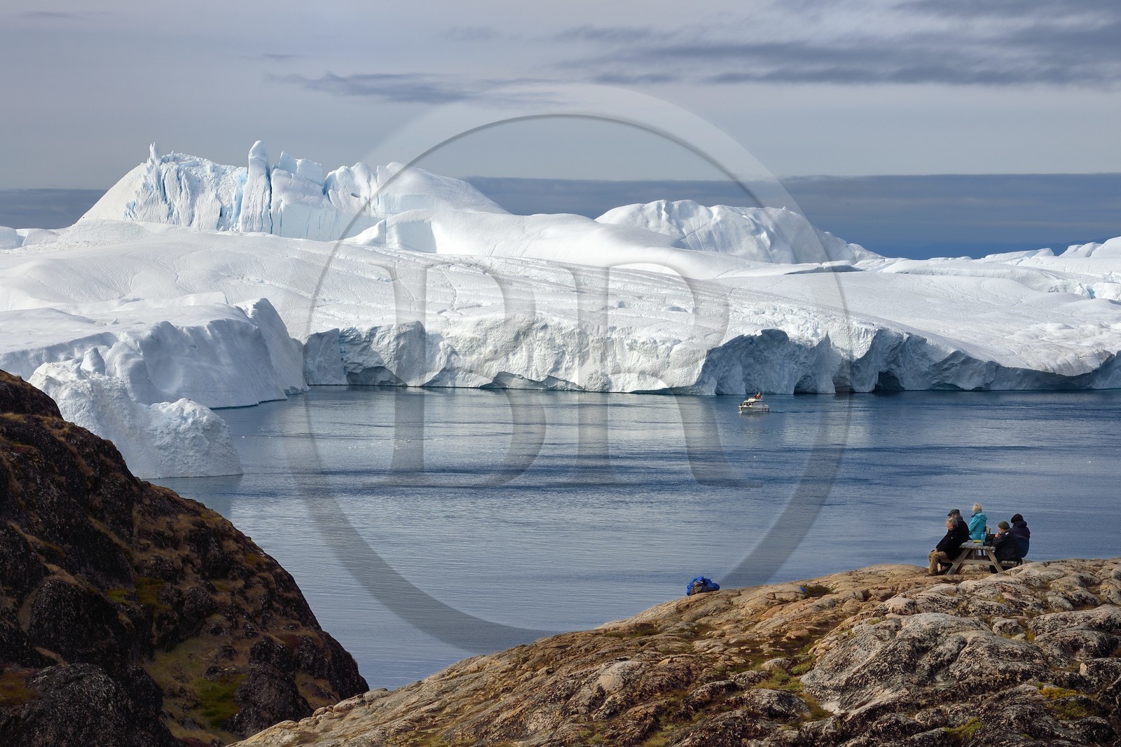 Groenland, cote ouest, baie de Disko, Ilulissat, fjord glacé classé Patrimoine Mondial de l'UNESCO qui est l’embouchure maritime du glacier Sermeq Kujalleq (Jakobshavn Glacier), randonnée sur le site de Sermermiut et bateau de pêche au pied des icebergs