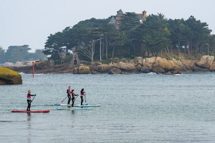 France, Cotes-d'Armor, Cote de Granit Rose, Perros-Guirec, paddle trip in the cove of Ploumanac'h and the castle of Costaérès on its island in the background