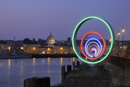France, Loire-Atlantique (44), Nantes, l'Ile de Nantes, le Hangar à Bananes et les anneaux de Buren sur les quais de Loire