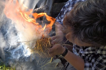 France, Dordogne (24), vallée de la Vézère, Sergeac, Site préhistorique de Castel Merle, allumage d'un feu avec des silex sur de l'amadou